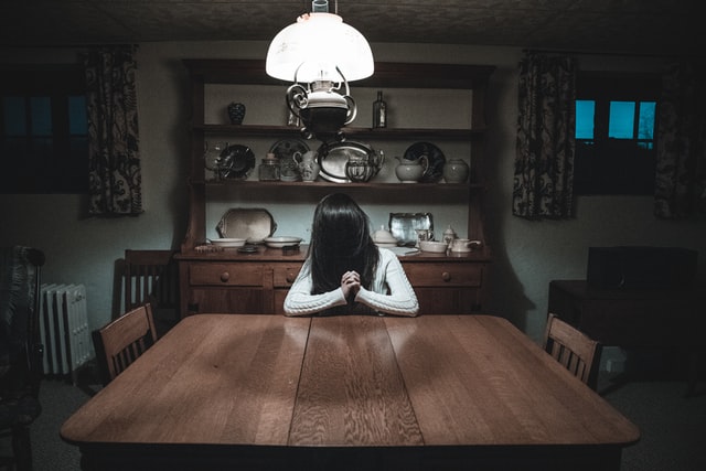αρρωστοφοβία υποχονδριάση γυναίκα προσεύχεται στο τραπέζι 