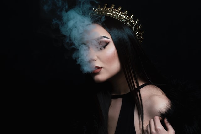 ναρκισσιστική διαταραχή προσωπικότητας γυναίκα με κορώνα καπνίζει