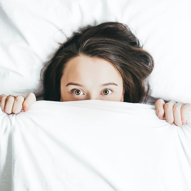 διπολική διαταραχή κοπέλα κρύβεται κάτω από την κουβέρτα