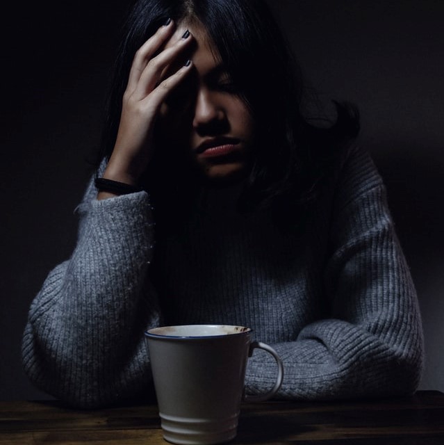 προεμμηνορροϊκή δυσφορική διαταραχή κοπέλα με περίοδο και πονοκέφαλο