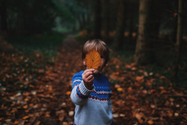επιλεκτική αλαλία ντροπαλό παιδί κρατάει φύλλο