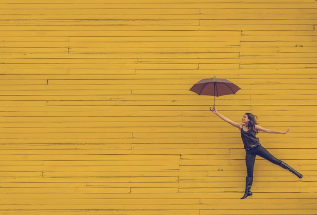 γυναικείος οργασμός κοπέλα με ομπρέλα πετάει στον ουρανό