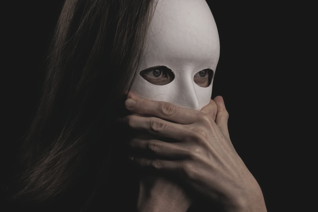 γλωσσοφοβία συμπτώματα αιτίες γυναίκα με μάσκα κλείνει το στόμα της