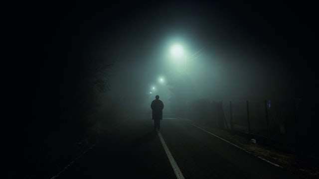 χρόνια κατάθλιψη δυσθυμία άνδρας σε σκοτεινό δρόμο