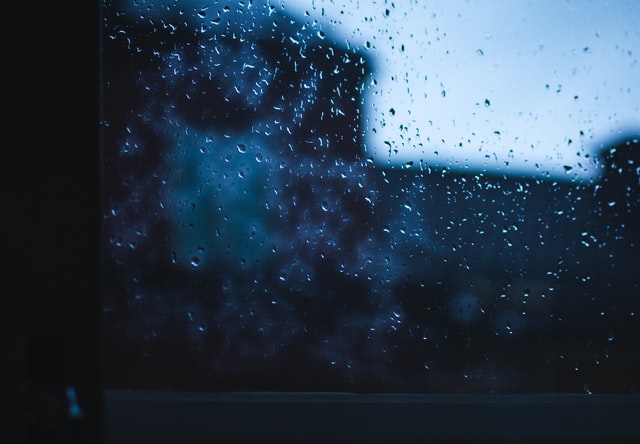 κοινωνικό άγχος κοινωνική φοβία τζάμι βρεγμένο με βροχή