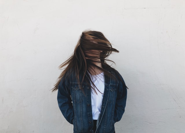 κρίση πανικού κοπέλα κρύβει το πρόσωπό της με τα μαλλιά της