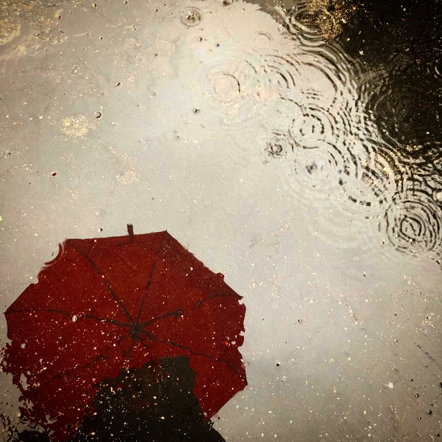 εποχική κατάθλιψη βροχή με κόκκινη ομπρέλα 