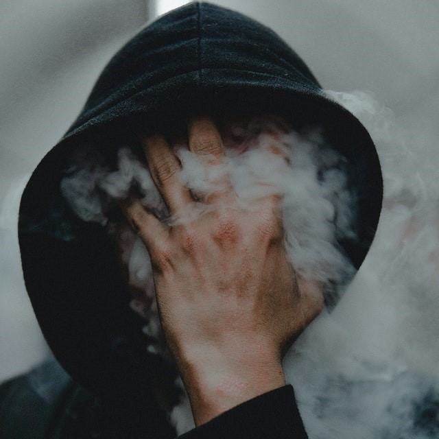 διαταραχές προσωπικότητας άνδρας καλύπτει το πρόσωπό του με καπνό