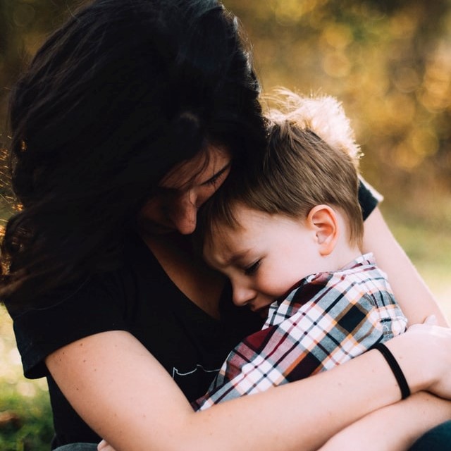 άγχος αποχωρισμού στα παιδιά μητέρα αγκαλιά με το παιδί της που κλαίει