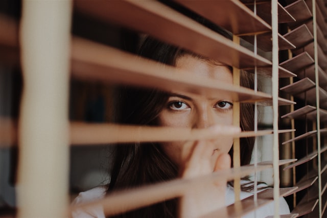κατάθλιψη στις γυναίκες γυναίκα κοιτάζει από το παράθυρο