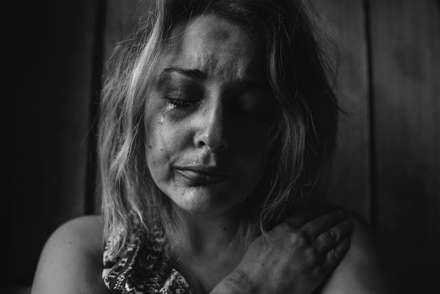 γυναικοκτονία κακοποιημένη γυναίκα κλαίει 