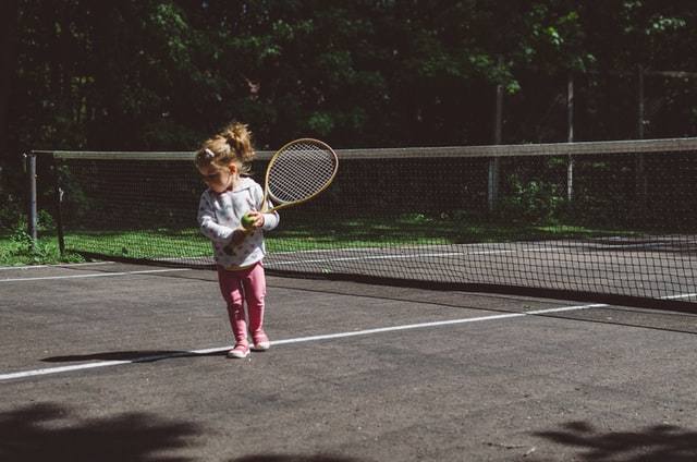 επιλεκτική αλαλία εκλεκτική αλαλία μικρό κορίτσι παίζει τέννις