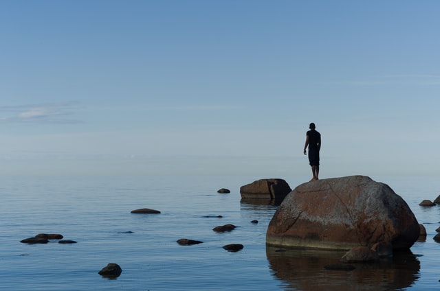 σωματοποίηση του άγχους άνδρας περπατάει μόνος στην θάλασσα