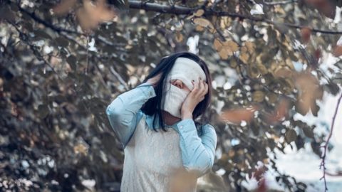 διαταραχές προσωπικότητας κοπέλα καλύπτει το πρόσωπό της με πανί
