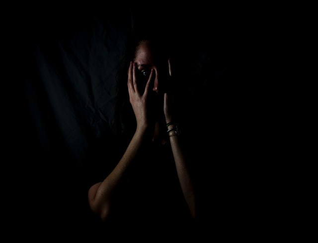 αγοραφοβία συμπτώματα γυναίκα φοβάται και πιάνει το κεφάλι της