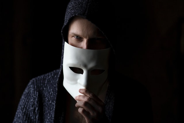 αντικοινωνική διαταραχή προσωπικότητας άνδρας κρατάει μάσκα στο χέρι του