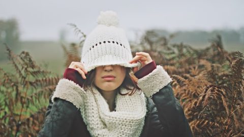 εποχική κατάθλιψη χειμώνας κοπέλα με σκουφάκι στεναχωρημένη