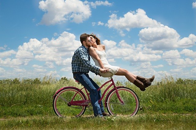 σχέσεις με διαφορά ηλικίας ζευγάρι κάνει ποδήλατο