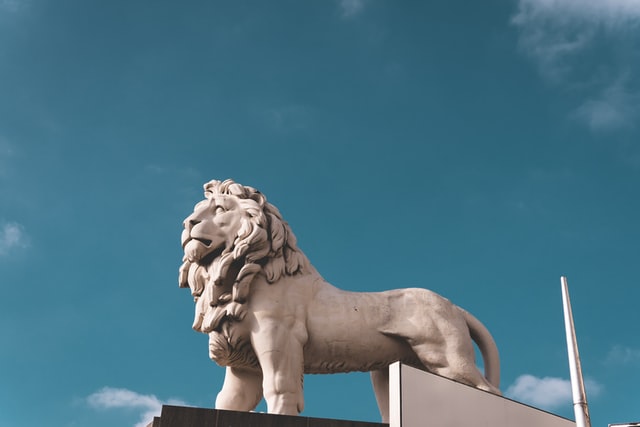 αλαζονεία και έπαρση άγαλμα λιονταριού 