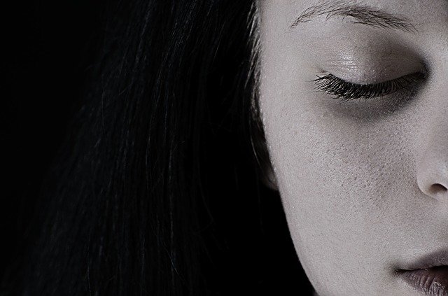ψυχοσωματικοί πόνοι γυναίκα κλείνει τα μάτια της