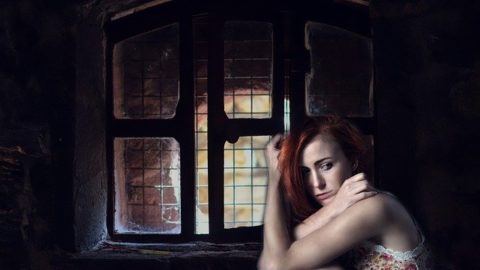 ψυχοσωματικά συμπτώματα της κατάθλιψης κοπέλα σε παράθυρο