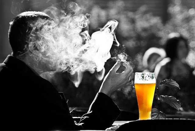 κόψιμο τσιγάρου παρενέργειες άνδρας καπνίζει και πίνει μπύρα