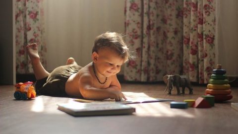 παιγνιοθεραπεία παιδί παίζει στο χαλία με τα παιχνίδια του