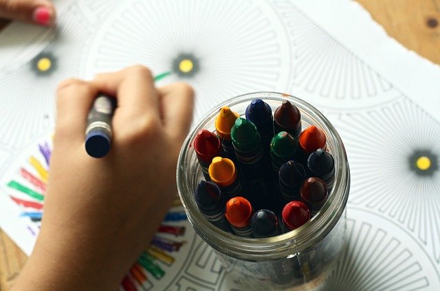 δυσπραξία παιδί ζωγραφίζει με κηρομπογιές 