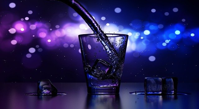 τύποι αλκοολισμού ποτήρι με ποτό και παγάκια 