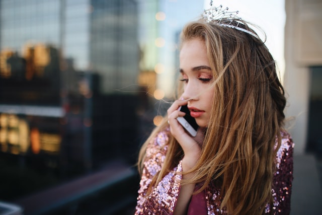 γυναίκα νάρκισσος κοπέλα με στέμμα μιλάει στο τηλέφωνο