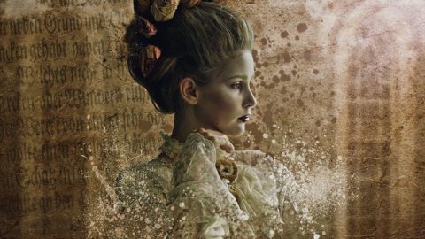 νιώθω ότι θα τρελαθώ από το άγχος γυναίκα με βασσιλικά ρούχα κοιτάζει