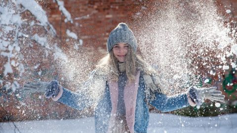 γιατί μας αρέσει το χιόνι κορίτσι παίζει με το χιόνι