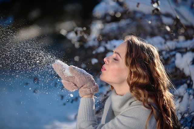 τι είναι η ευτυχία; κοπέλα παίζει με το χιόνι 