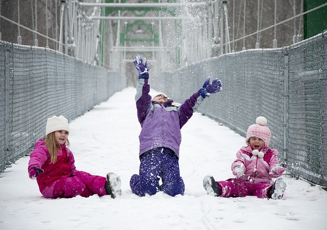 γιατί μας αρέσει το χιόνι παιδάκια παίζουν με το χιόνι