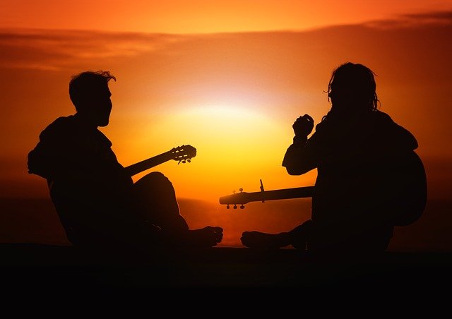 μουσική και ψυχολογία φίλοι παίζουν μουσική στο ηλιοβασίλεμα 