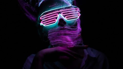 σημάδια ότι κάποιος σε σκέφτεται άνδρας με γυαλιά με φως