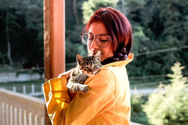 κατοικίδια και οφέλη στην ψυχική υγεία γάτα αγκαλιά με κοπέλα