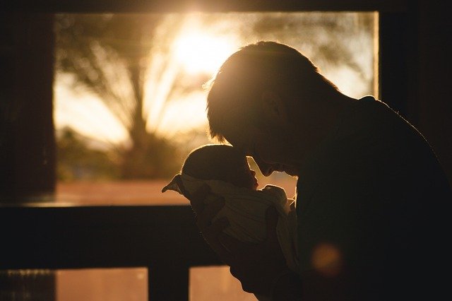 σημάδια αυτισμού σε μωρό πατέρας αγκαλιά με το παιδί του