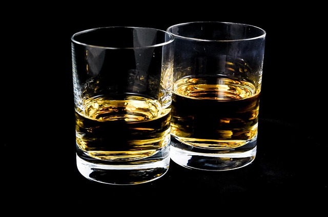 αντικαταθλιτπικά και αλκοόλ δύο ποτήρια με ουίσκι