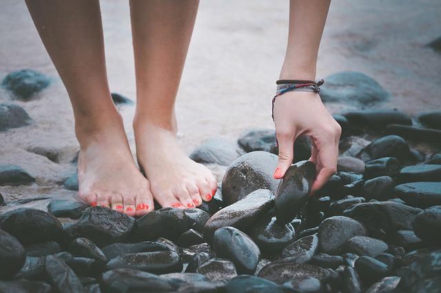 μούδιασμα στο πόδι από άγχος κοπέλα περπατάει στην παραλία