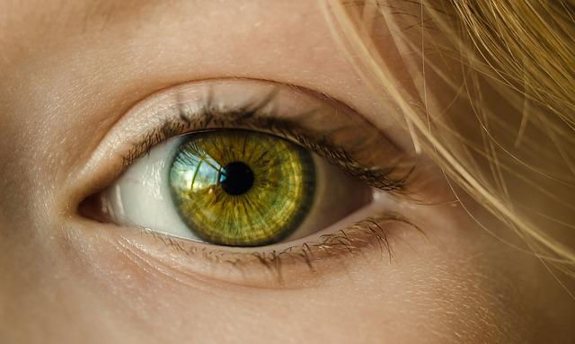 λάμψεις στα μάτια από άγχος κορίτσι με πράσινα μάτια