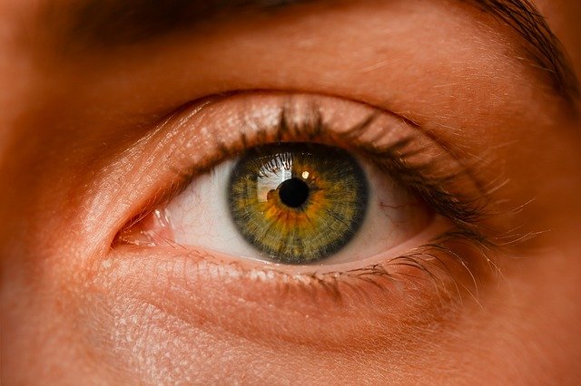 λάμψεις στα μάτια από άγχος κοπέλα με πράσινα μάτια