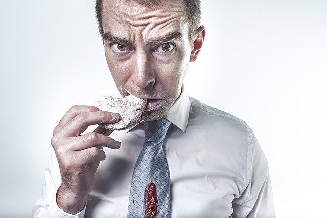 νευρική ορθορεξία άνδρας τρώει ντόνατ με ζάχαρη άχνη