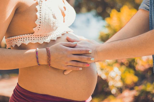πόσο μηνών είμαι; υπολογισμός κύησης έγκυος γυναίκα με τον σύντροφό της