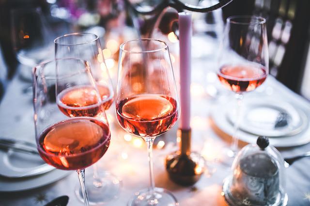 αντικαταθλιτπικά και αλκοόλ τραπέζι με ποτήρια με κρασί